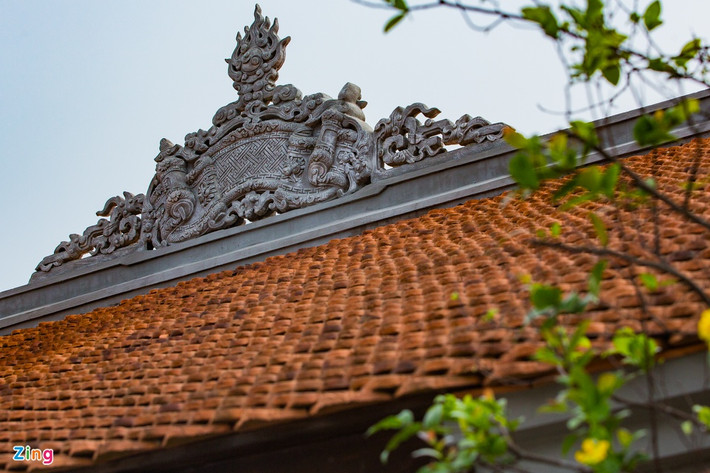 Phần mái, gia chủ dùng gỗ mít truyền thống để làm bộ đỡ. Ngói mới được đặt làm riêng theo nguyên mẫu ban đầu.