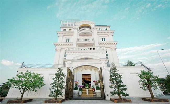 Ngoài những sở thích sang chảnh như sưu tầm kim cương, đồ hiệu, có du thuyền... Lý Nhã Kỳ còn sở hữu căn biệt thự dát vàng trị giá hơn 100 tỷ, nằm ở vị trí trắc địa tại quận 2 (TP. Hồ Chí Minh).