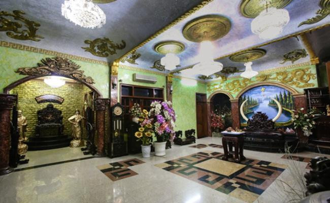 Lối vào nhà được ốp kín bằng những bức phù điêu, điều răn dạy; trần phòng ngủ, phòng khách được trang trí bằng nhũ vàng hình rồng, thiên thần rất bắt mắt.