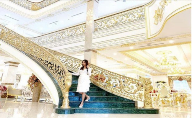 Nhân buổi tiệc ấm cúng kỷ niệm ngày chung đôi, Lan Khuê và Tuấn John vô tình tiết lộ không gian bên trong căn biệt thự của mình.