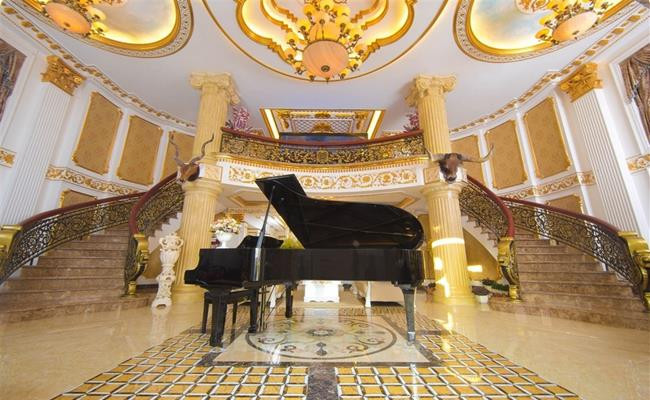 Nhìn từ bên ngoài, biệt thự mang sắc trắng, có nhiều chi tiết chế tác, điêu khắc tinh xảo.
