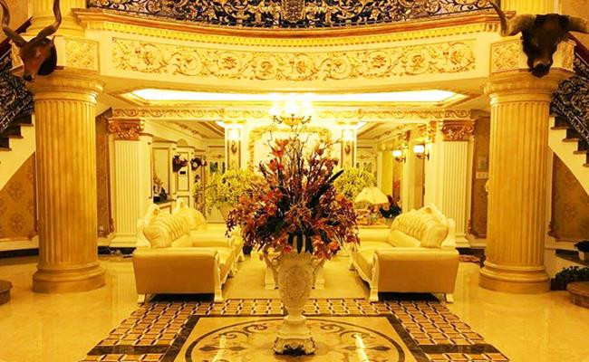 Tổng thể, căn biệt thự của nữ diễn viên Lý Nhã Kỳ xây dựng theo lối kiến trúc cổ, trông hệt như 1 tòa lâu đài.