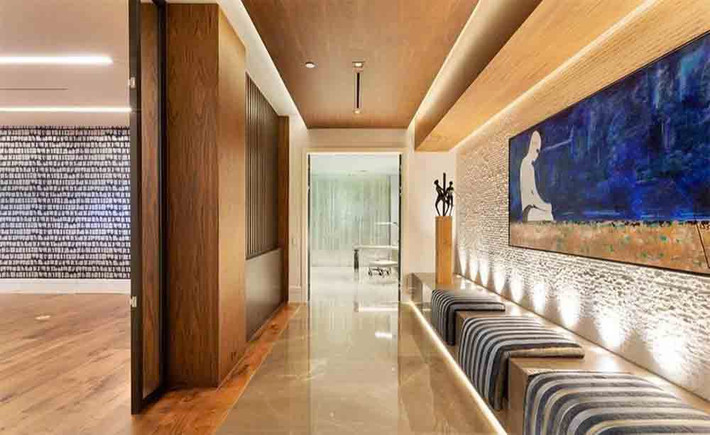 Toàn bộ căn nhà được lát sàn gỗ sang trọng, có thiết kế nội thất hiện đại và xa hoa.