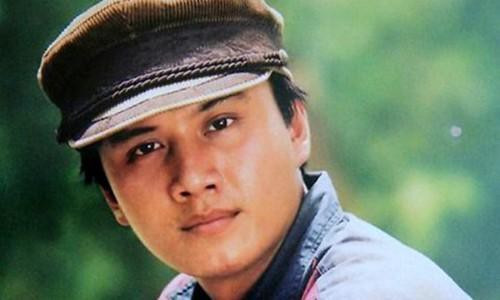 Lê Công Tuấn Anh sinh năm 1966, là người gốc Huế. Bố mẹ ly hôn từ sớm khiến Lê Công Tuấn Anh phải tự mình lao động đủ nghề từ bán báo đến đánh giày để kiếm sống. Tình cờ, anh được nghệ sĩ Lê Bình phát hiện ra năng khiếu diễn xuất nên giúp đỡ, khuyến khích cho anh đóng thử kịch nói.