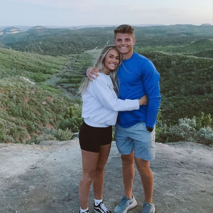 Abbey Gile (19 tuổi) đang hẹn hò với Zach Wilson - tiền vệ đang thi đấu cho đội bóng bầu dục New York Jets. Nàng WAGs hiện là sinh viên ĐH Utah Valley. Cặp cầu thủ - WAGs yêu nhau từ thời học cấp 3, khi trường của họ chỉ cách nhau 20 phút lái xe. Tháng 8/2017, Gile khiến nhiều cô gái ghen tỵ khi đăng ảnh Wilson kèm lời nhắn: “Số 1 trên sân và trong trái tim tôi”.