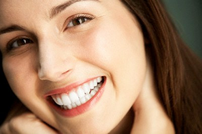 4. Người nào có hàm răng trắng bóng, đều đặn và chắc khỏe tính tình luôn cởi mở, lạc quan, nhiệt tình, vui vẻ và giàu động lực.