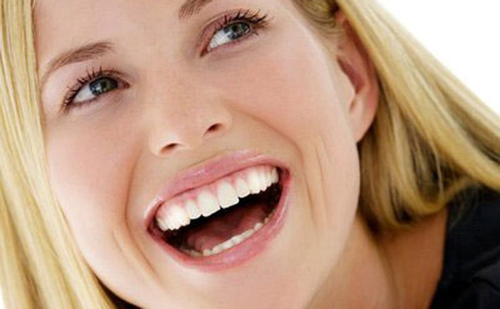 8. Nếu nữ giới có hai răng cửa đặc biệt to, xét về tướng mệnh không đẹp, nhưng lại vô cùng may mắn và có duyên đường con cái.