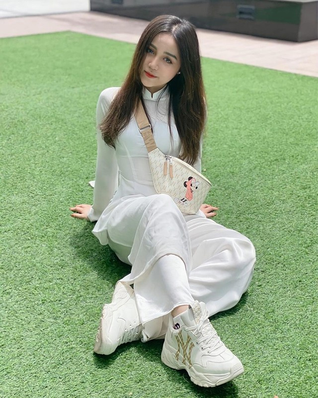 Trân Châu thời điểm đó được cư dân mạng đặt biệt danh là " búp bê áo dài" nhờ nhan sắc xinh đẹp.