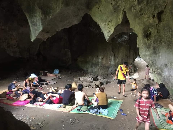 Những ngày qua, nhiều nơi tại thủ đô Hà Nội tiếp tục phải chịu cảnh mất điện trong nhiều giờ, đặc biệt là các huyện ngoại thành. Không có điện, nhiều gia đình phải vạ vật tìm nơi trốn vì thời tiết nắng nóng. Ảnh: Facebook