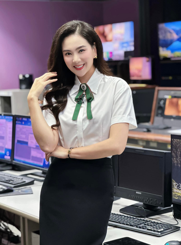 Nhờ sắc vóc hoàn hảo nên cô luôn xuất hiện trên sóng VTV với hình ảnh xinh xắn, hiện đại.
