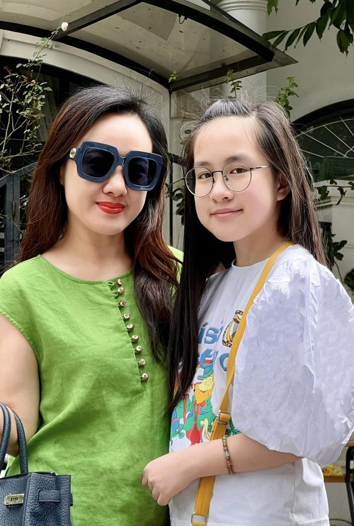 Với mái tóc dài, rẽ ngôi, nữ BTV khoe gương mặt thanh tú, làn da trắng mịn màng, trông cô hệt như một cô thiếu nữ.