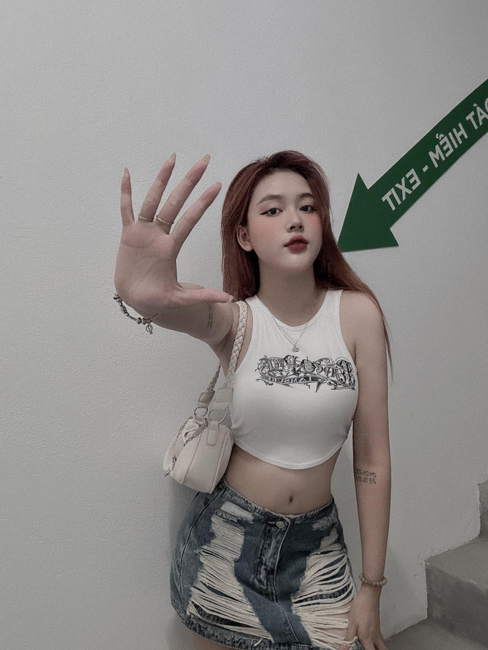 Diễm Quỳnh thu hút mọi ánh nhìn bởi làn da trắng bóc cùng 3 vòng cực nóng bỏng.