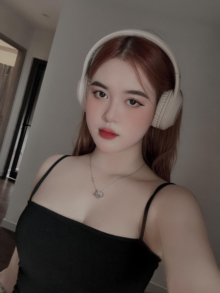 Vợ nam cầu thủ quê Thanh Hóa hiện đang làm trong lĩnh vực thẩm mỹ, làm đẹp.