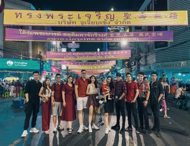 Theo chia sẻ, nhóm bạn đã cùng check in ở Sa Pa, Tam Đảo, Hòa Bình, Đà Nẵng, Hội An, Huế, Hạ Long, Quy Nhơn, Phú Yên, Đà Lạt, Phú Quốc, Thái Lan... chưa kể một số điểm nghỉ dưỡng quanh Hà Nội. Phần lớn chuyến đi đều đông đủ, chỉ vài cuộc thiếu 1-2 người.