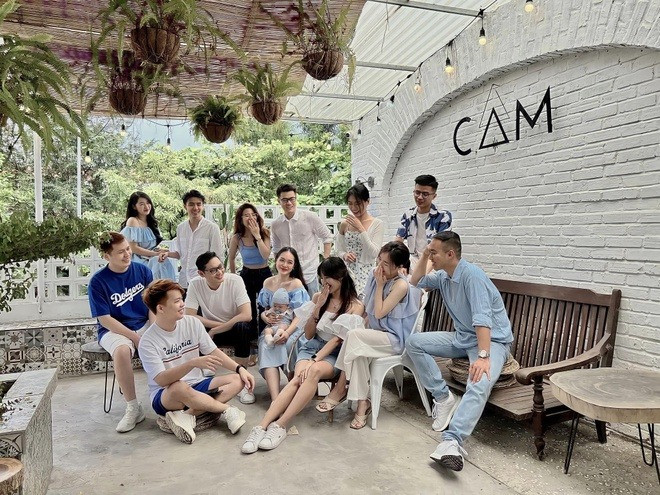 Sau khi chia sẻ lên MXH, hình ảnh về nhóm bạn thân nhà người ta hút lượt thả tim lớn, hầu hết ngưỡng mộ tình bạn đẹp, bền lâu của họ.