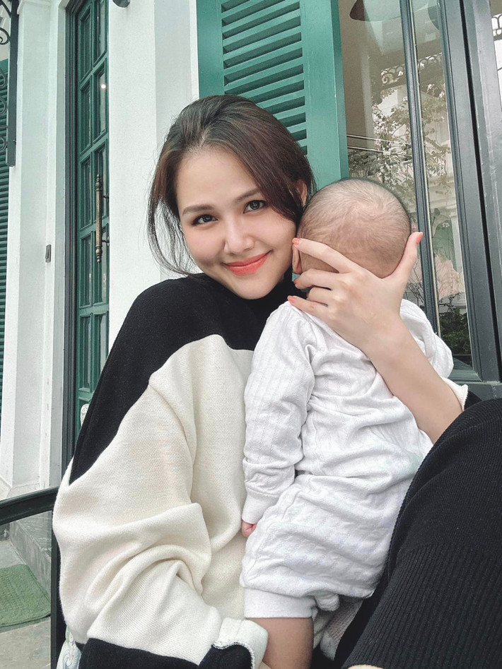 Từ khi lấy chồng, Phanh Lee lui về hậu phương và chăm sóc gia đình. Cô cũng được gọi với những biệt danh mỹ miều từ khi sánh đôi bên chồng doanh nhân như “phu nhân tập đoàn nghìn tỷ”, “nàng dâu hào môn”...