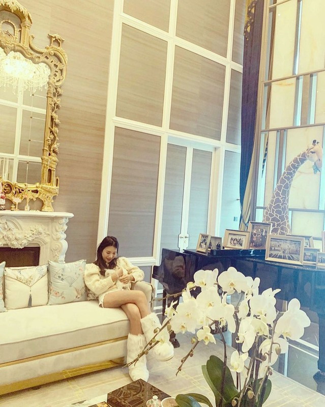 Cô thường xuyên đăng tải những tấm hình thời trang khi tham gia sự kiện, đi du lịch lẫn ở đời thường.