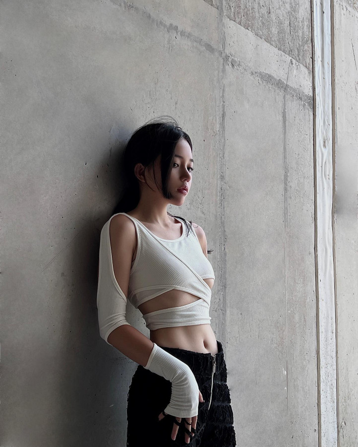 Có hướng đi mới, vừa qua, Linh Ngọc Đàm gây bất ngờ khi liên tục cập nhật bộ ảnh cực quyến rũ, cá tính.
