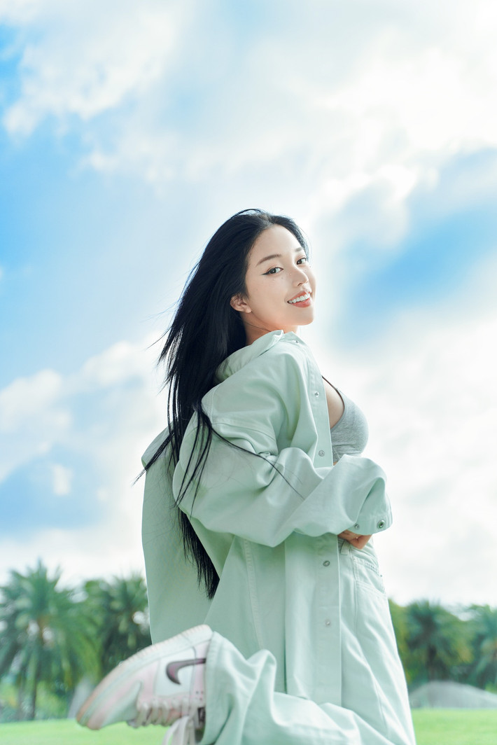 Mới đây trên trang cá nhân của mình, Linh Ngọc Đàm đăng tải một vài hình ảnh xinh đẹp cùng nụ cười toả nắng chiếm trọn trái tim fan hâm mộ.