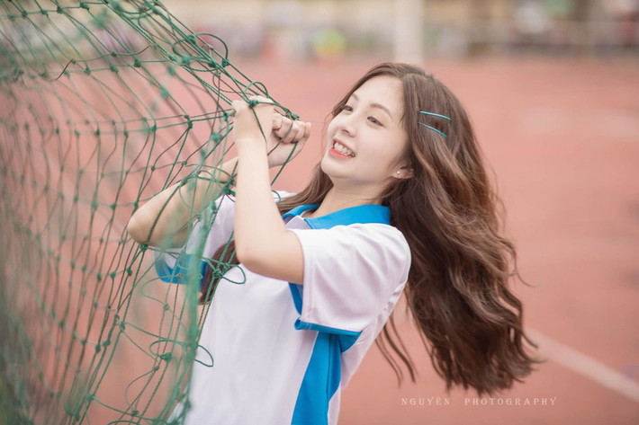 Nguyễn Hoàng Ngọc Huyền (sinh năm 1997, Hà Nội) là hot girl từng gây chú ý trong cộng đồng mạng nhờ bộ ảnh chụp với đồng phục thể dục.