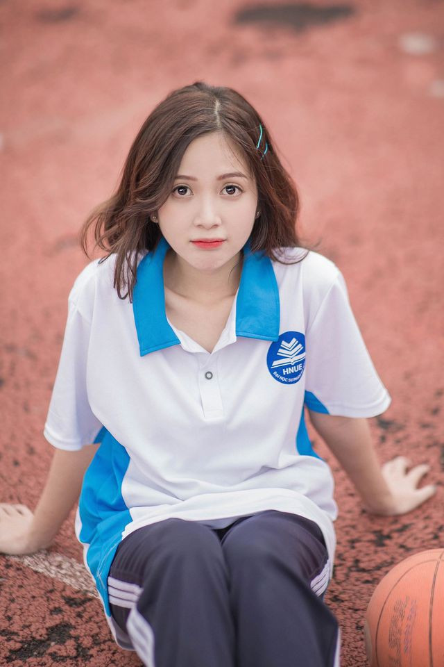 Sở hữu gương mặt dễ thương cùng nụ cười tỏa nắng, cô nhận được hàng chục nghìn lượt yêu thích và những lời khen ngợi về nhan sắc "kẹo ngọt".
