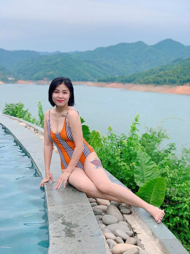 MC Hoàng Linh cũng gây chú ý bởi 9 hình xăm độc đáo trên cơ thể. Chính vì vậy, người đẹp được người hâm mộ yêu mến và hay gọi vui cô là nữ biên tập viên nhiều hình xăm nhất đài VTV.