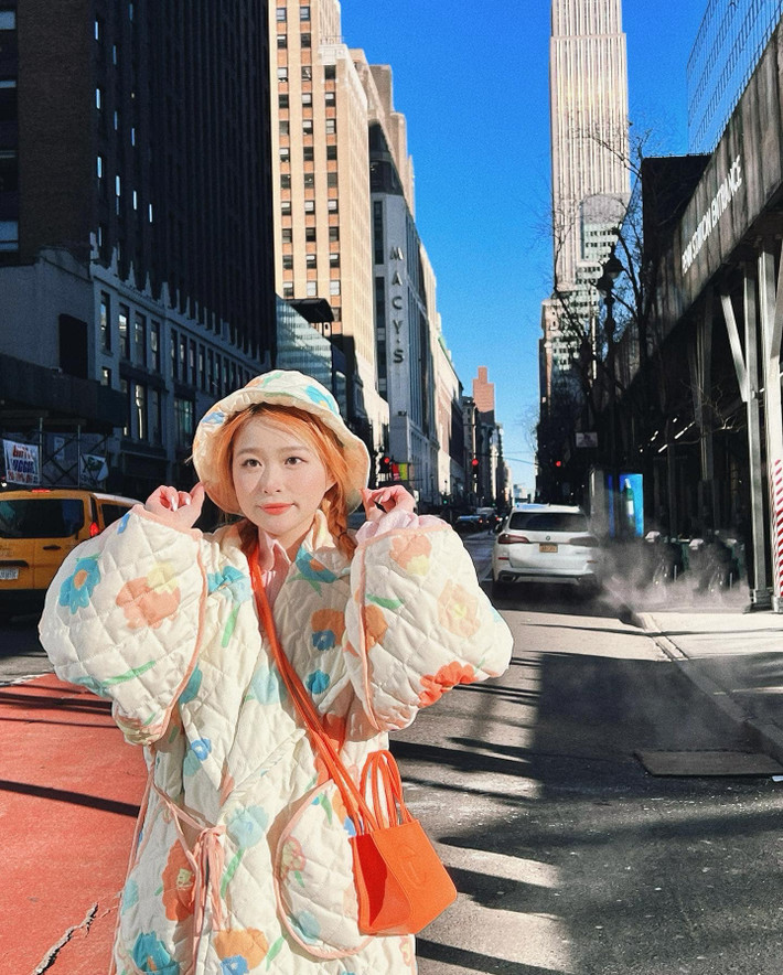 Chao thường xuyên đăng tải những bức ảnh bên cạnh những chiếc túi hàng hiệu như Louis Vuitton trị giá 1.780 USD (gần 47 triệu đồng), hay chiếc kính hiệu Miluxe đắt đỏ, ước tính giá trị khoảng 24 triệu đồng.