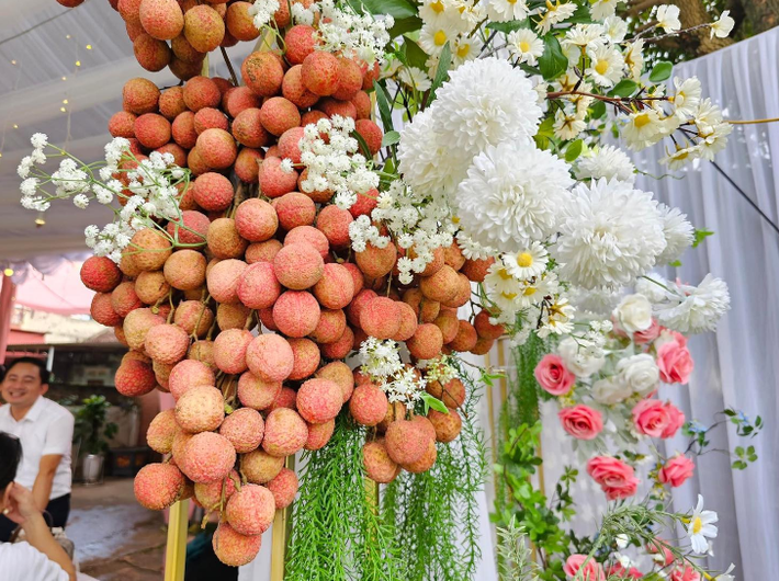 Gia đình cô dâu thuê dịch vụ làm khung sắt cổng chính, sau gắn từng chùm vải lên. Riêng 2 mô hình bản đồ Việt Nam, bà Toàn cùng đồng nghiệp xắn tay thực hiện. Ảnh: Kun Mon
