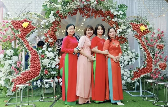 Một ngày trước, bà Toàn cùng người thân đã đến các nhà vườn xung quanh thu mua 100 chùm vải, ước tính 100kg. Ảnh: Dân trí