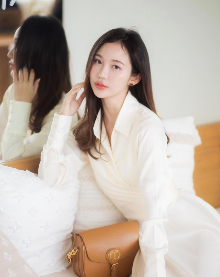 Người đẹp này gây ấn tượng bằng vẻ ngoài xinh đẹp, thân hình chuẩn chỉnh lại còn thông minh, học giỏi và đặc biệt là sở hữu cơ ngơi đỉnh cao có trị giá cao ngất ngưởng.