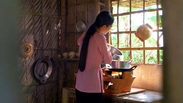 Hoạt động từ năm 2019, kênh Khói Lam Chiều nói về chủ đề thôn quê mộc mạc, quảng bá ẩm thực làng quê đang tạo sức hút không hề nhỏ. Hiện tại kênh đang sở hữu gần nửa triệu người theo dõi trên nền tảng YouTube. Ảnh: Fanpage Khói Lam Chiều