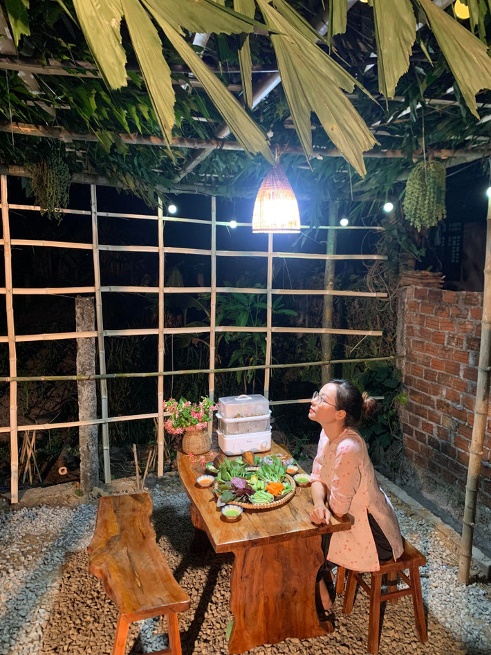 Cùng chủ đề về ẩm thực làng quê, kênh Youtube Út Về Vườn của cô gái Kim Út tại Bà Rịa - Vũng Tàu thu hút hàng triệu lượt xem. Ảnh: Fanpage Út về vườn