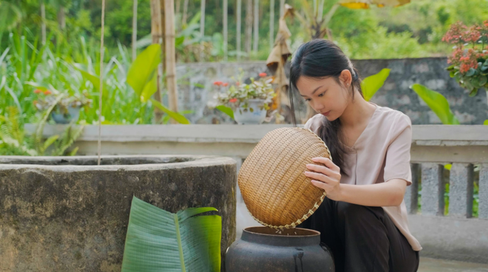 Cô gái sinh năm 2000 tên Lâm Anh - chủ sở hữu kênh Youtube Thôn Nữ Official mới nổi lên thời gian gần đây. Nội dung kênh thu hút nhiều người xem bởi những mâm cơm đậm chất đồng quê cùng phong cảnh hữu tình. Ảnh: Fanpage Thôn Nữ