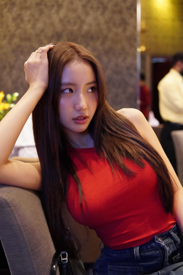Ngoài ra, nhan sắc của cô nàng cũng được khen ngợi ngày càng thăng hạng sau kết hôn. Ảnh: FBNV