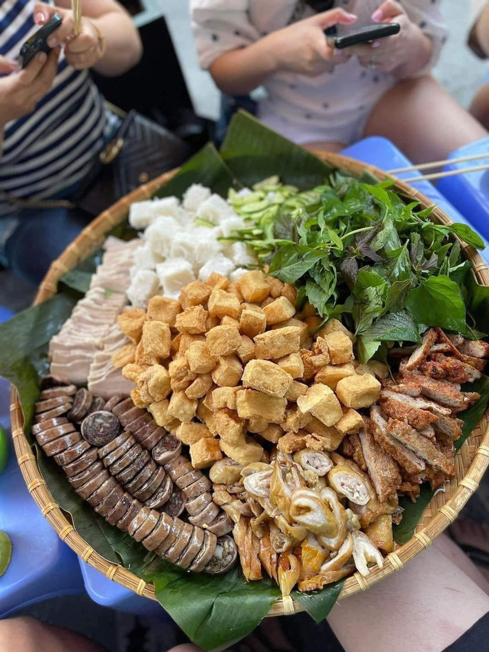 Được biết quầy bún đậu mắm tôm trên là của chị Nhung Đào (35 tuổi) và chồng là anh Jerald Head (31 tuổi). Sau khi kết hôn, chị cùng chồng đến New York sinh sống. Ảnh: Fanpage Chửi Thuê