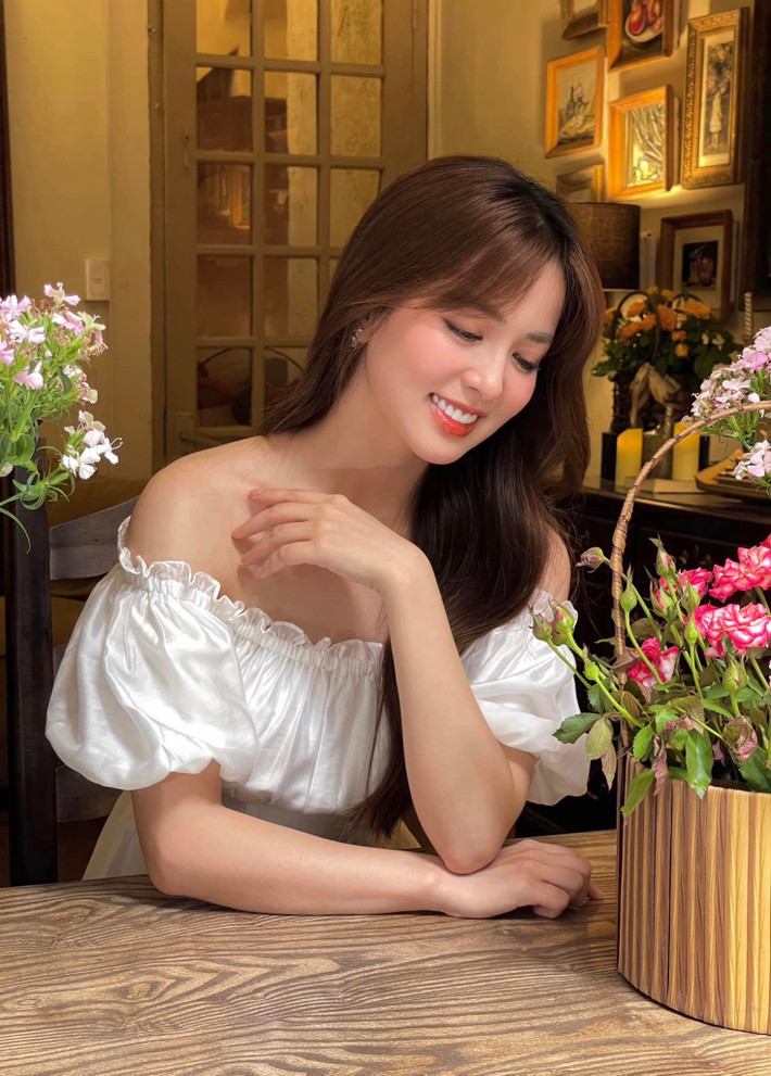Được biết Hồ Liên từng đoạt danh hiệu "Gương mặt nữ sinh viên Y dược 2018". Một năm sau, cô tiếp tục đoạt giải cao nhất cuộc thi Hoa khôi Trí tuệ Hà Nội 2019.