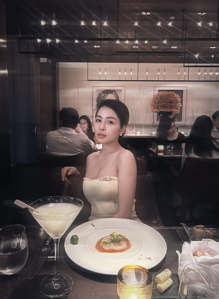 Nàng hot girl còn chia sẻ những hình ảnh sành điệu khi đến nơi làm việc, đi ăn uống sang chảnh, đi du lịch,...