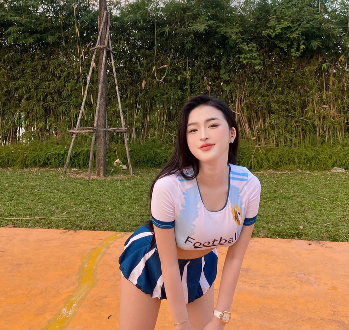 Cô nàng thường xuyên diện đồ bó sát khoe trọn lợi thế hình thể.