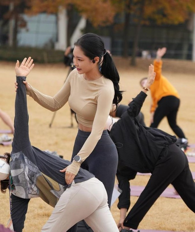 Người đẹp Hàn Quốc là huấn luyện viên dạy yoga, có lượng người theo dõi lớn mạng xã hội.