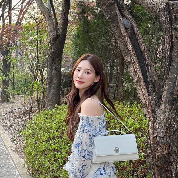 Lee Na Yeon là phát thanh viên, người dẫn chương trình tại Hàn Quốc. Năm 2022 cô gây chú ý khi tham gia show hẹn hò Transit Love 2.