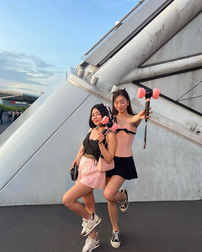 Mới đây, fan girl tên Trân Nguyễn sở hữu hàng chục ngàn người theo dõi trên MXH cũng chia sẻ về lần đầu "đu idol" trong BlackPink world tour tại Singapore.