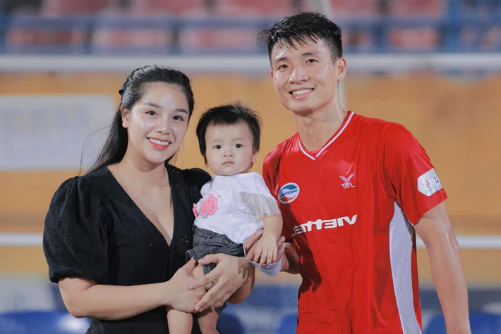 Làm vợ của cầu thủ nổi tiếng nên mọi nhất cử nhất động của Khánh Linh luôn được người hâm mộ quan tâm. Ảnh:FBNV