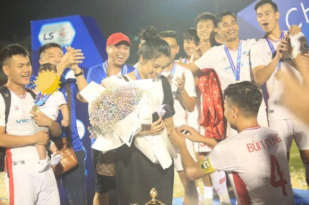 Nhân dịp này, cư dân mạng bất ngờ khui lại màn cầu hôn của trung vệ Bùi Tiến Dũng với Khánh Linh vào năm 2020.