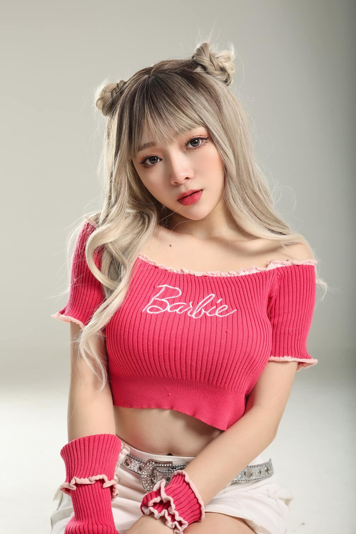 Những khoảnh khắc diện trang phục hở bạo của cô nhận về lượt tương tác lớn, tuy nhiên cô nàng nhận về không ít ý kiến trái chiều. Ảnh: FBNV