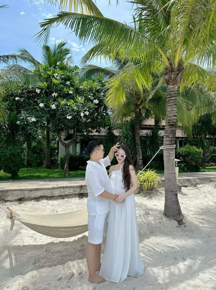 Hình ảnh mới nhất của Thu Hương làm nhiều người bất ngờ khi bụng bầu đã vượt mặt nhưng cô vẫn tự tin diện bikini bé xíu.