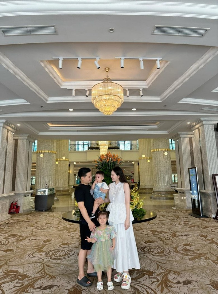 Đang ở tuần thứ 22, dù bụng bầu đã vượt mặt khá to thế nhưng điều này không thể ngăn cản cô dâu Nam Định diện bikini.