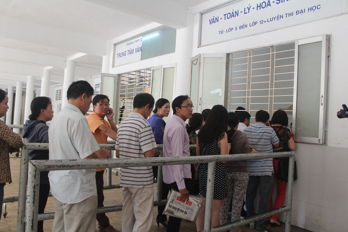 Theo thông báo 7h30 ngày 25/5, trường mới chính thức mở cửa bán đơn vào lớp 6 nhưng từ trước 7h rất nhiều phụ huynh đã có mặt xếp hàng đợi mua hồ sơ.