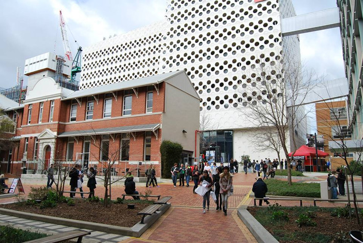 Hiện tại, đây là trường đại học duy nhất ở Australia trở thành thành viên của ECIU - tổ chức tăng cường tính linh động của sinh viên và giảng viên, nhằm giúp sinh viên có sức cạnh tranh trên thị trường lao động thế giới.