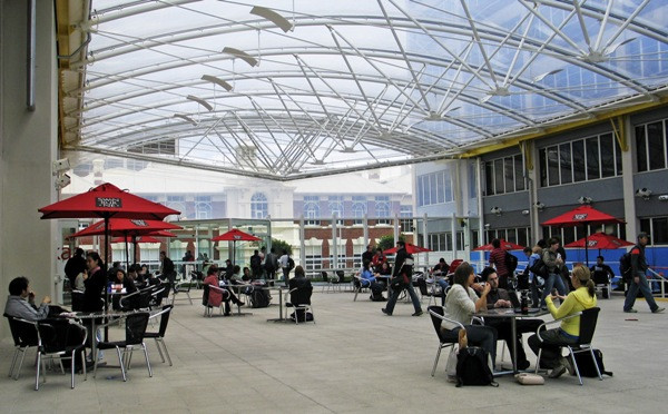 Swinburne cũng được công nhận là trường đại học có tỷ lệ sinh viên đáp ứng nhu cầu tuyển dụng cao và xếp hạng 4 sao về tỷ lệ sinh viên có việc làm ổn định sau khi ra trường.