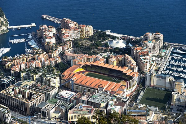 Đội bóng đá lớn nhất quốc gia này là đội AS Monaco, hiện đang chơi trong giải Ligue 1 của Pháp, sân nhà của AS Monaco là Stade Louis II, có sức chứa... một nửa dân số đất nước.